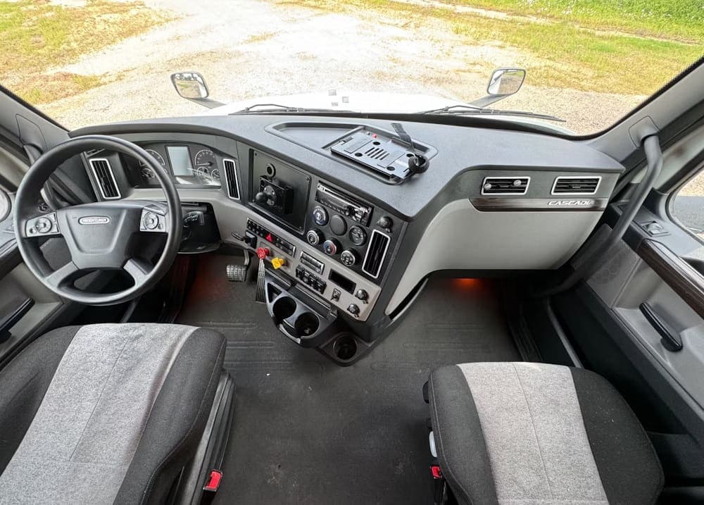 2020 Freightliner Cascadia TA Truck Tractor, view