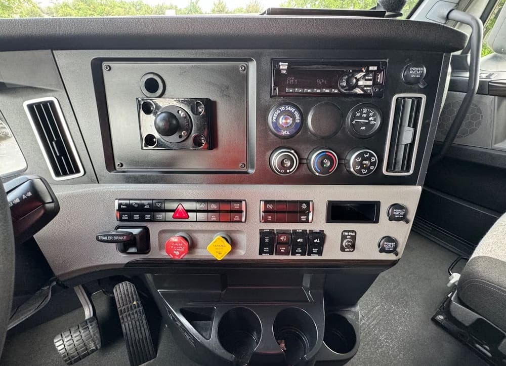 2020 Freightliner Cascadia TA Truck Tractor, view
