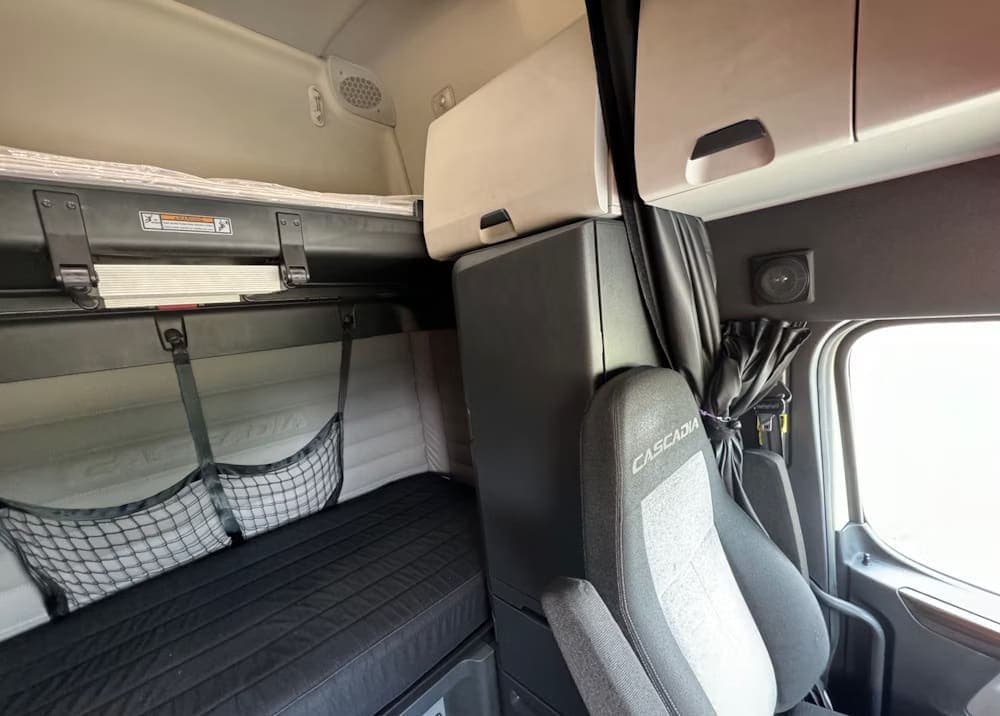 2020 Freightliner Cascadia TA Truck Tractor, view