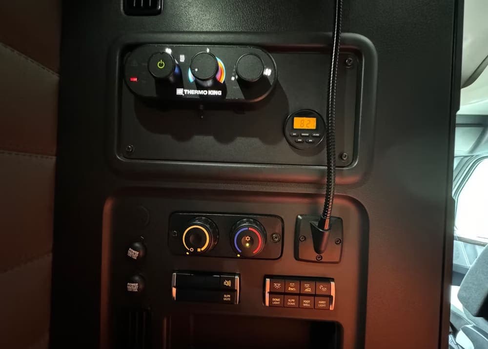 2020 Freightliner Cascadia TA Truck Tractor, view