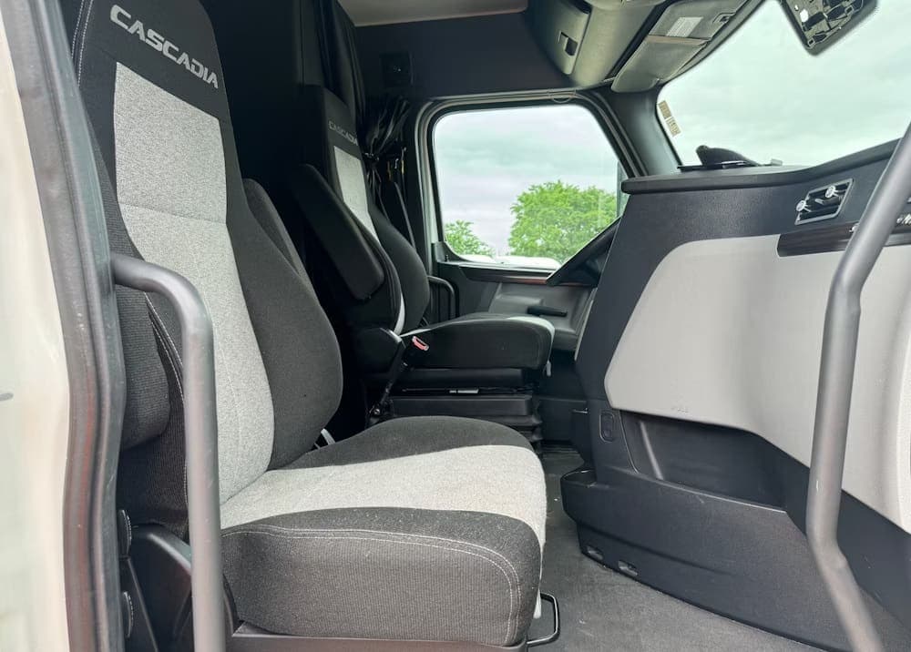 2020 Freightliner Cascadia TA Truck Tractor, view