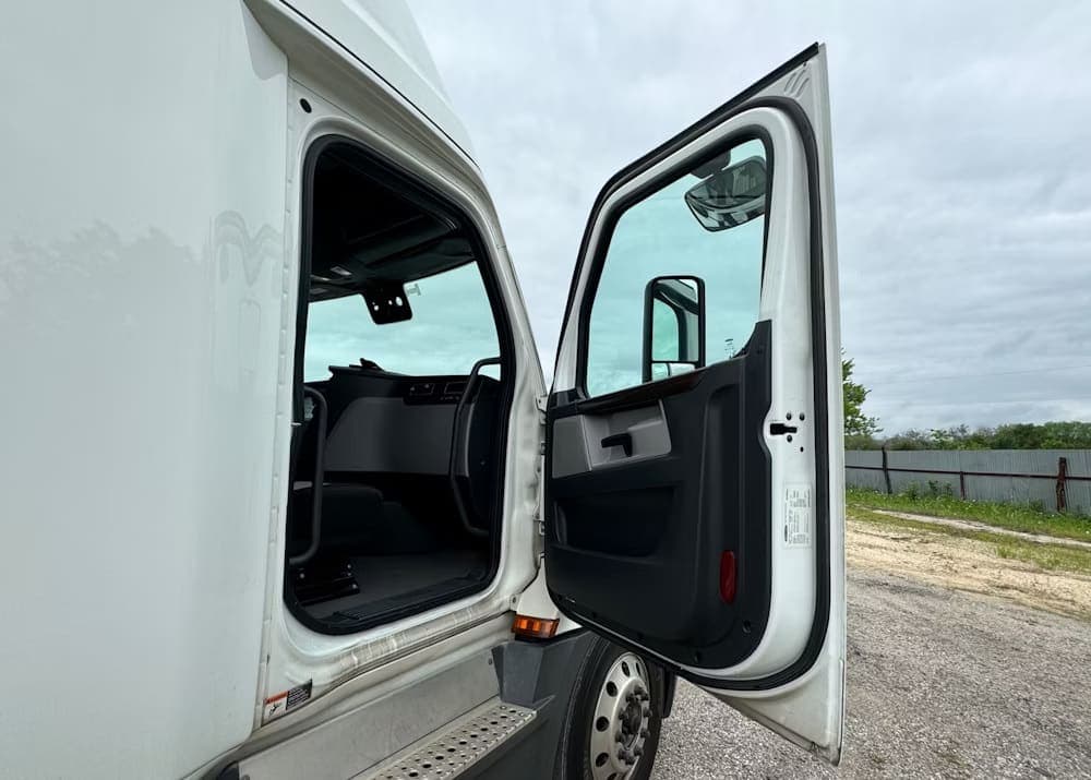 2020 Freightliner Cascadia TA Truck Tractor, view
